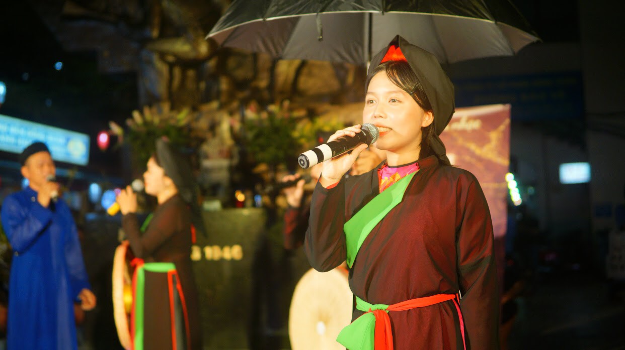 Girl well perfoms Quan ho folk songs