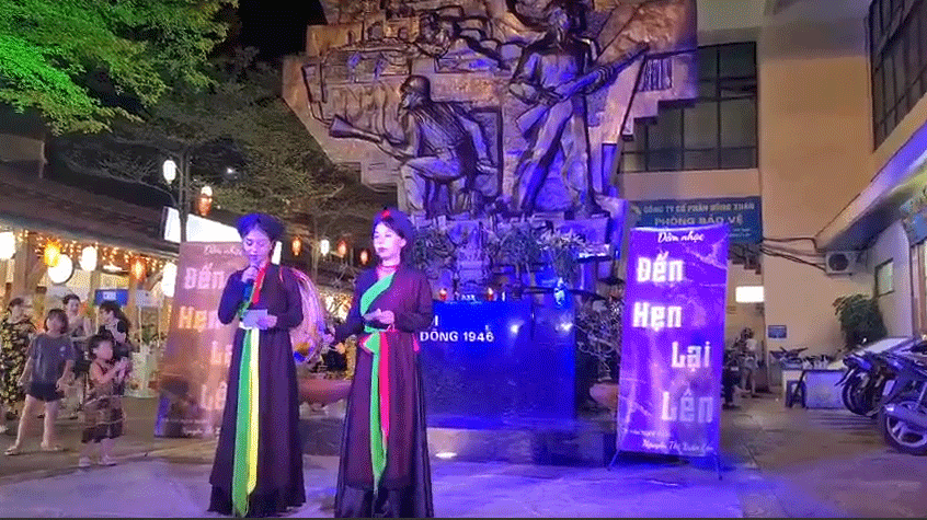 Girl introudces Quan ho singing performances in English