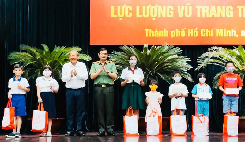 Awarding 100 scholarships to children of cadres and soldiers of armed forces in Ho Chi Minh City