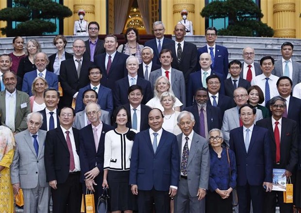 President meets with international scientists