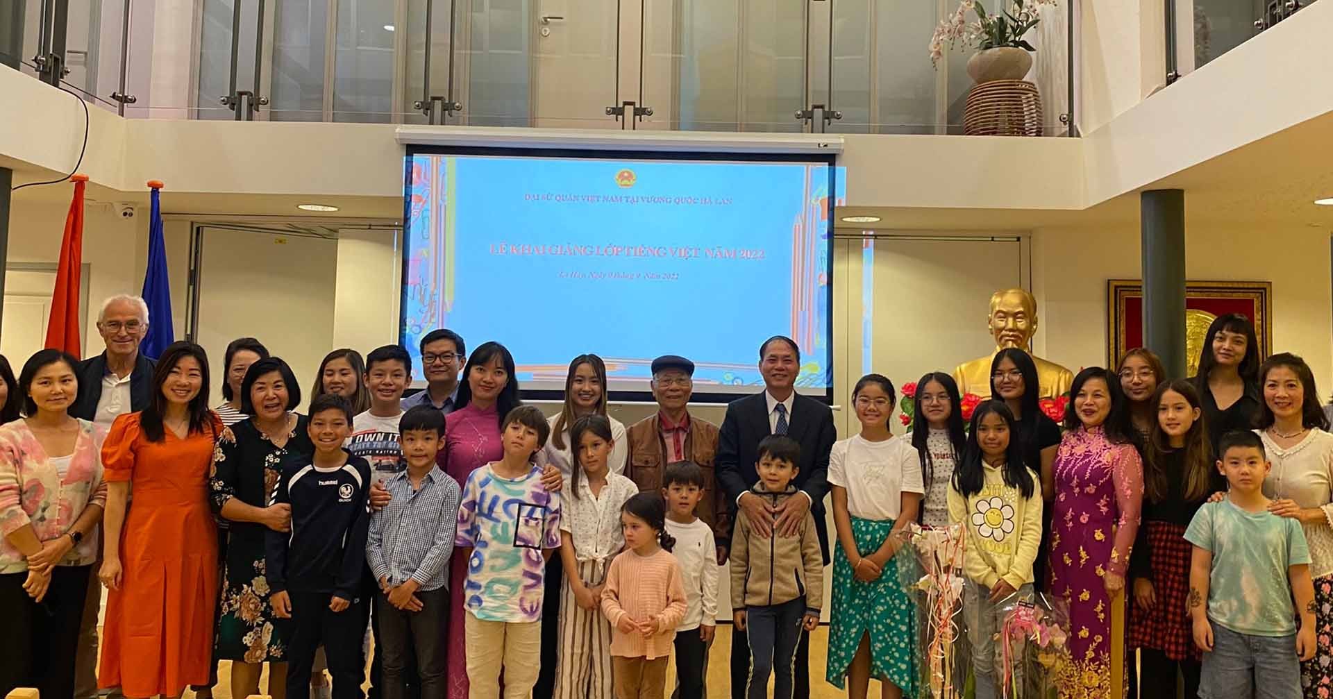 Vietnamese class for Vietnamese children in Netherlands opens
