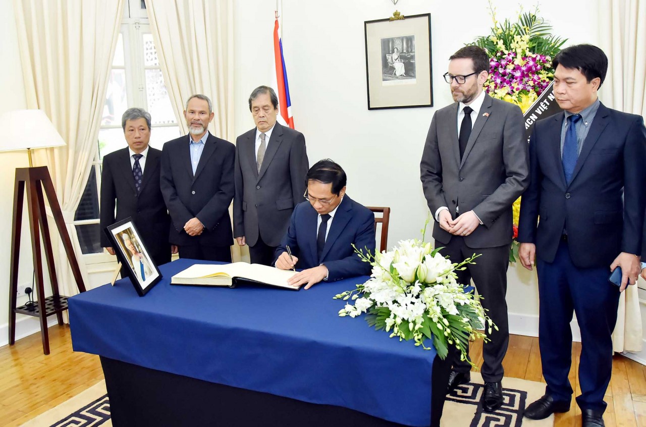 Foreign Minister attends funeral of Queen Elizabeth II