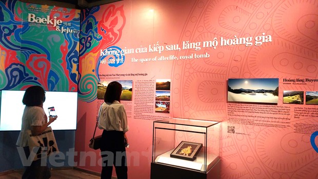 Various valuable national treasures and antiques of RoK displayed in Hanoi