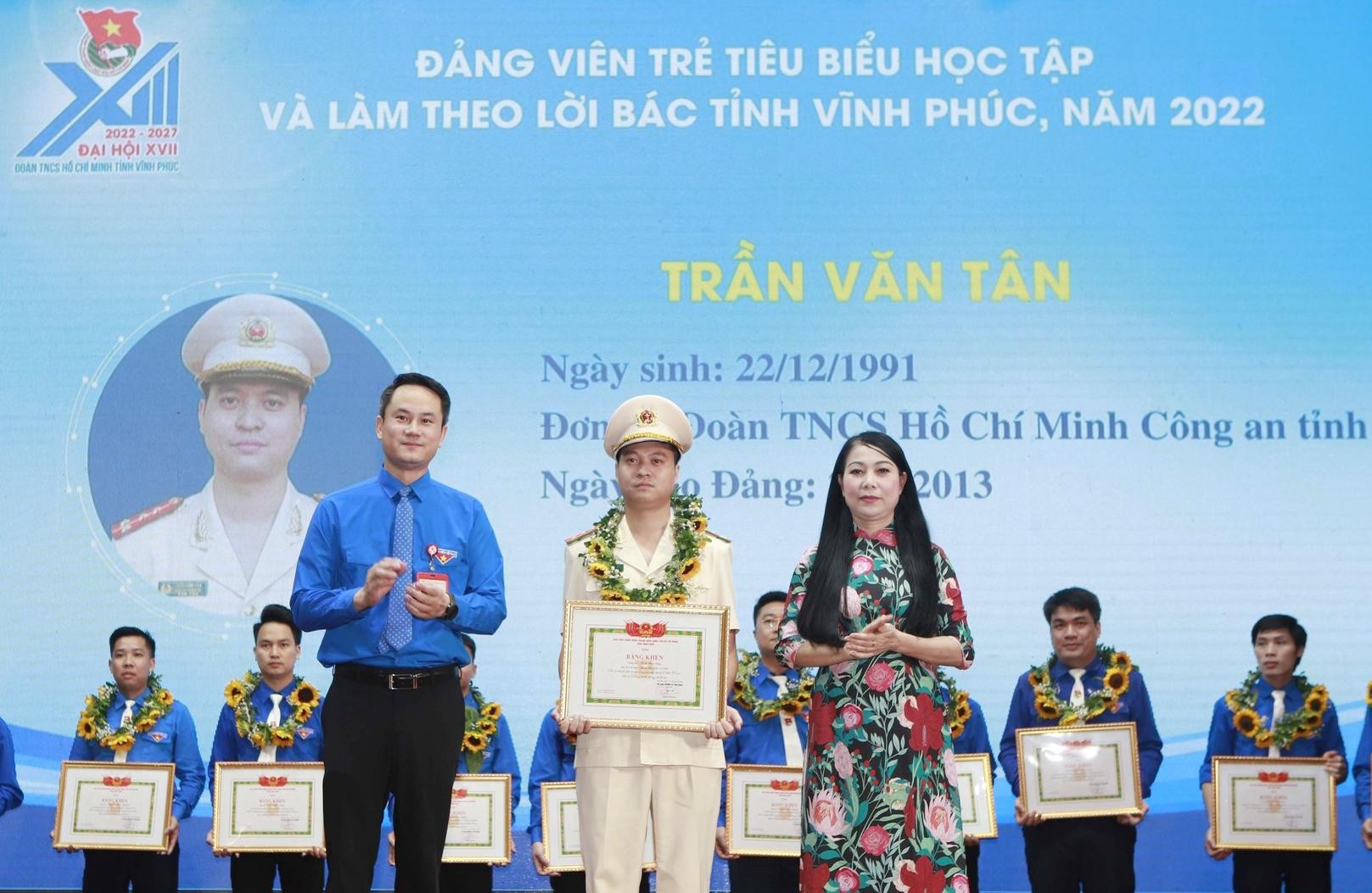 Vinh Phuc honors typical young party members in studying and following Uncle Ho