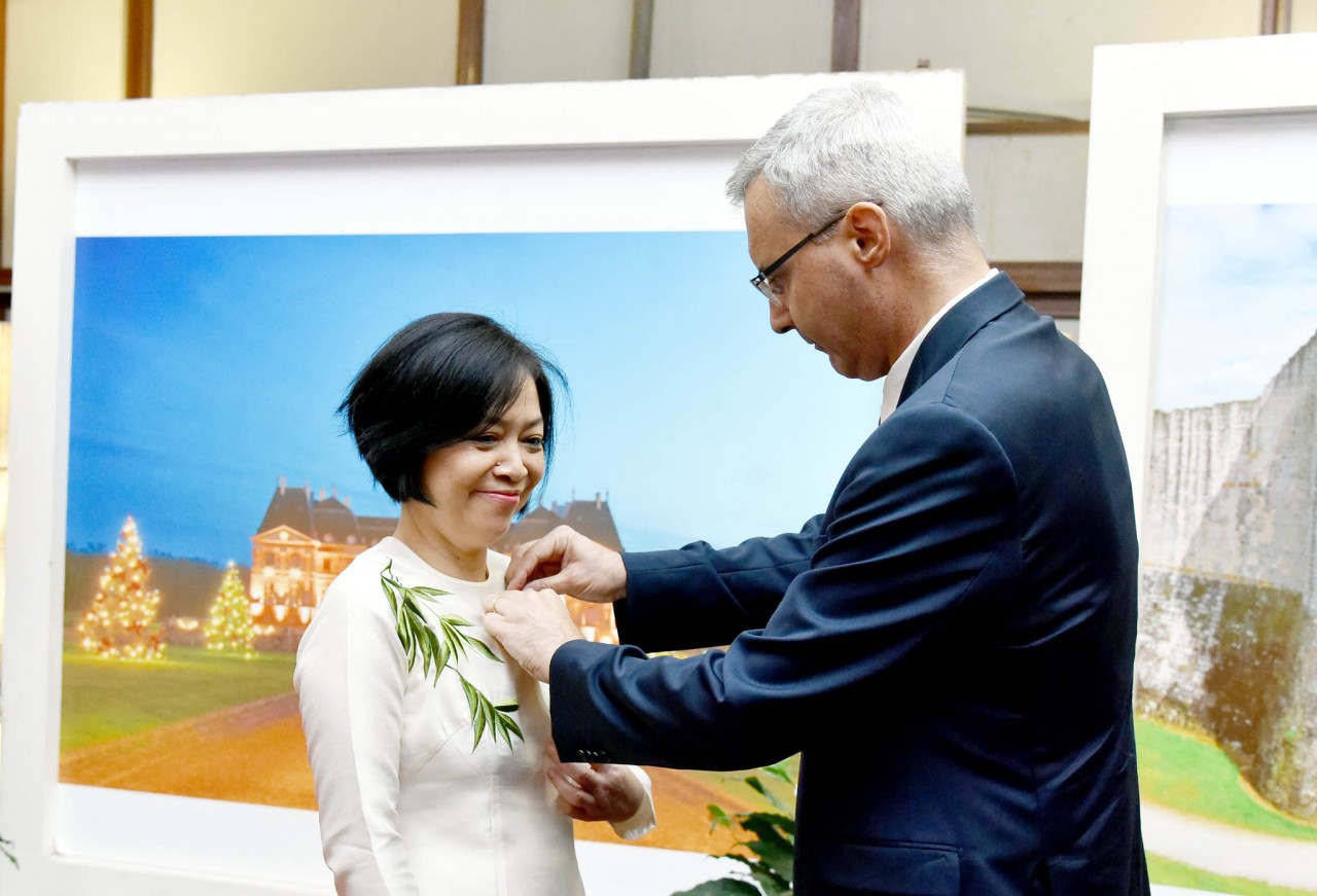 Ambassador Nguyen Thi Bich Hue receives French honour