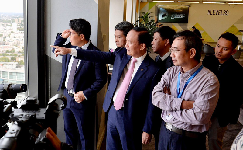 Hanoi delegation pays working trip to UK for boosting cooperation