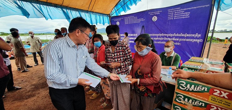 HCMC presents 750 gifts to overseas Vietnamese and people in Cambodia