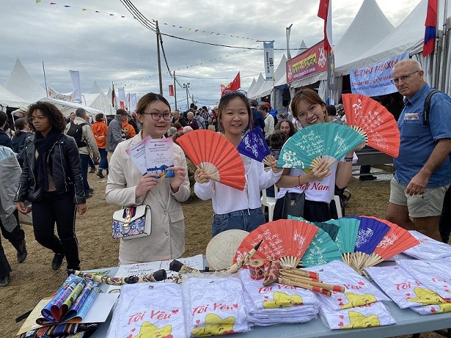 Vietnamese youth and students attend Humanitarian Newspaper Festival in France