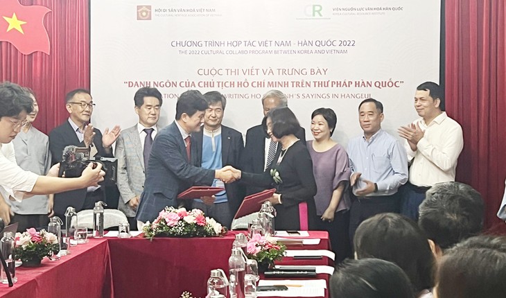 Writing competition and displaying President Ho Chi Minh s quote on Korean calligraphy