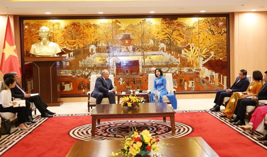 St Petersburg wishes to exchange experiences in developing cultural and educational policies with Hanoi