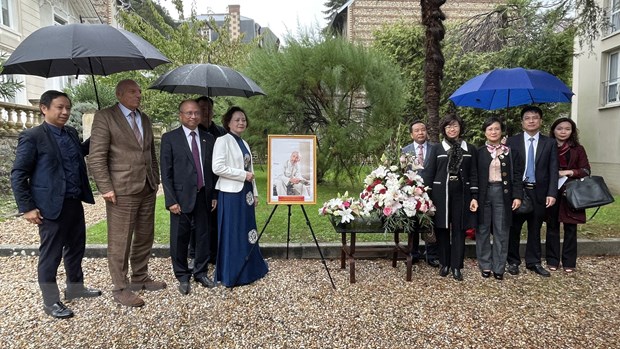 Vietnamese Embassy organizes trip Following Uncle Ho s footsteps in France