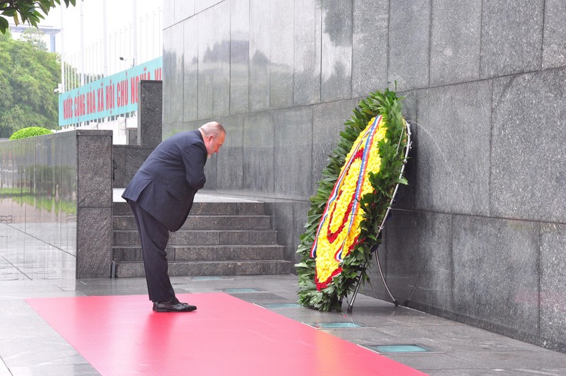 Cuban Prime Minister pays tribute to President Ho Chi Minh at his mausoleum