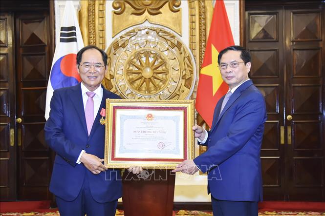 Friendship Medal presented to Korean Ambassador to Vietnam