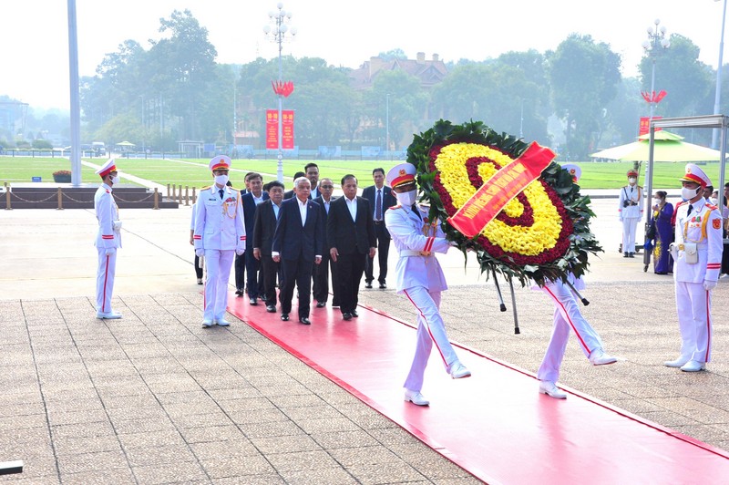 Lao delegation visit President Ho Chi Minh’s Mausoleum