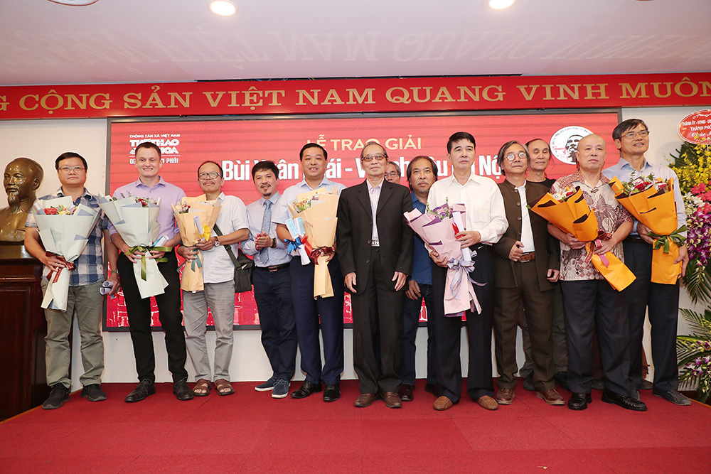 Presenting winners of Grand Prize of the 15th Bui Xuan Phai – For Love of Hanoi Awards