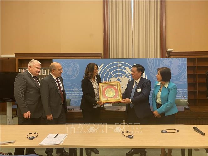 Party official pays working visit to Switzerland