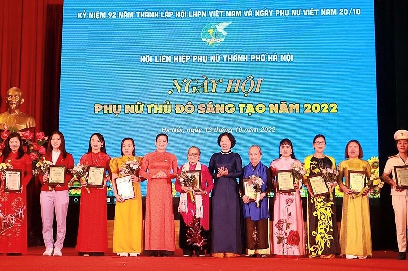 Hanoi praises ten outstanding women in 2022