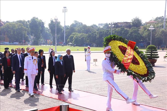 Singapore President pays homage to President Ho Chi Minh