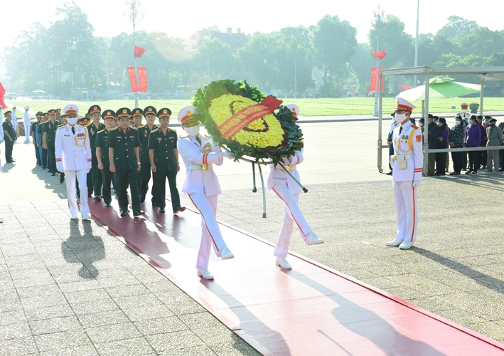 Military youth pay tribute to President Ho Chi Minh at his mausoleum