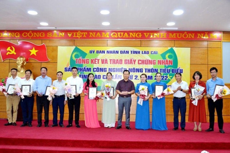Lao Cai presents certificates to 19 typical rural industrial products in 2022