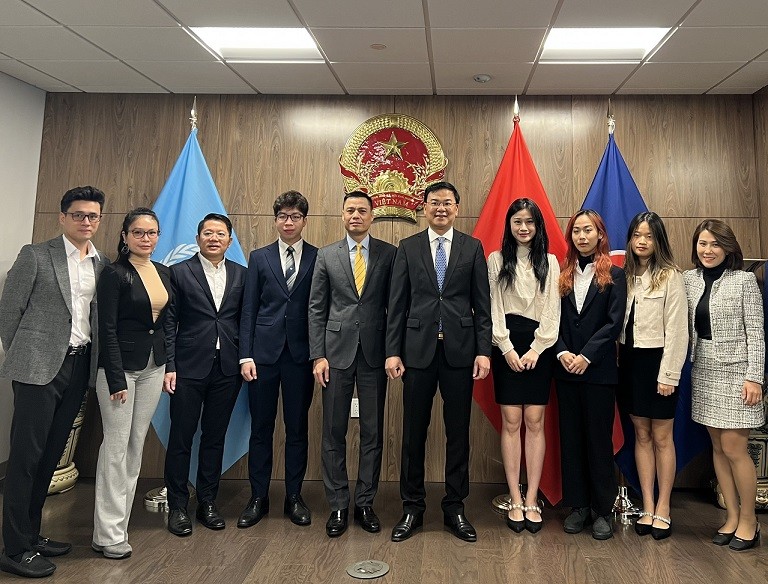 SCOV delegation visits overseas Vietnamese in US