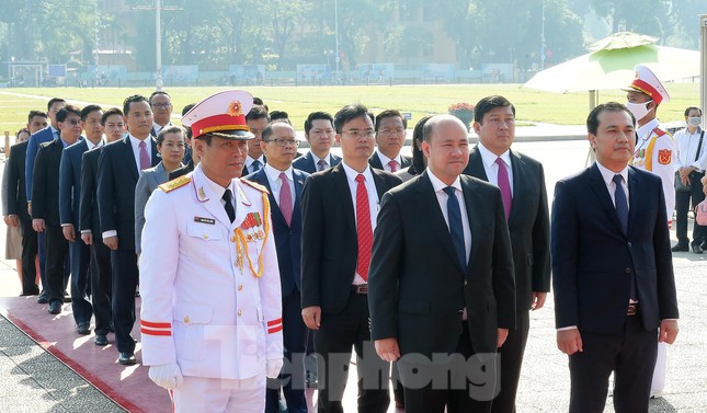 Cambodian youngsters pay homage to President Ho Chi Minh