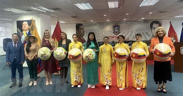 Vietnamese traditional long dress introduced in Venezuela
