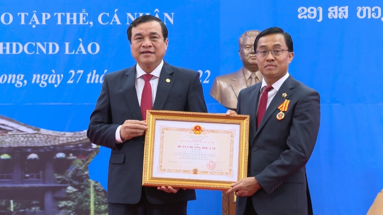Vietnamese province gives assistance to Lao locality for building social welfare works