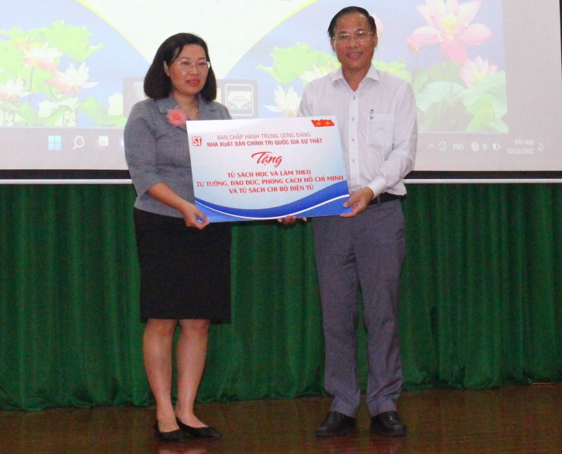 Donating book set on Ho Chi Minh’s thought, morality and style