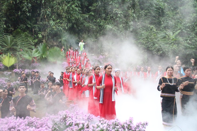 Ao Dai made from Central Highlands’ brocade displayed in Kon Tum province