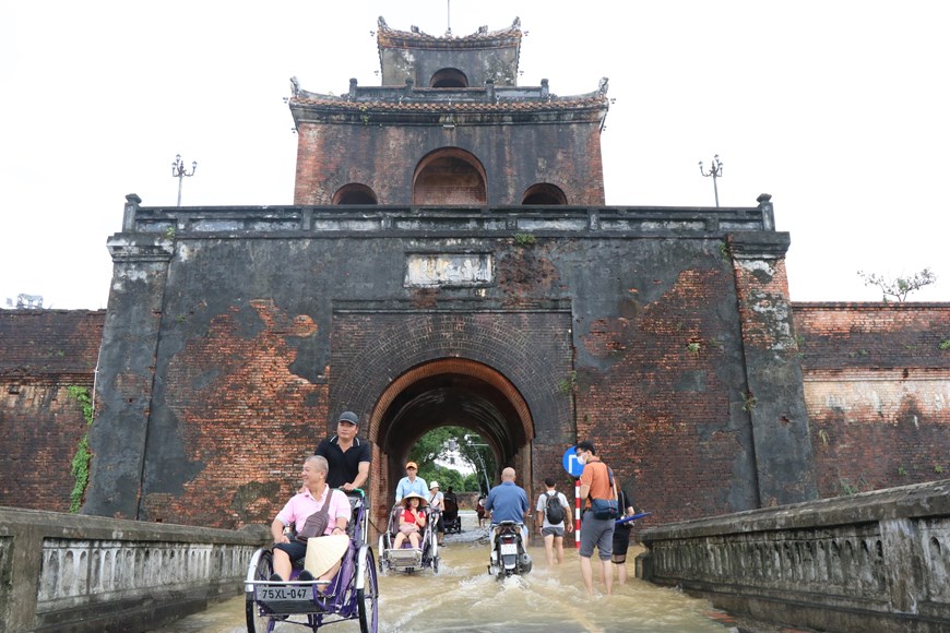 Tourists enjoy exploring Hue ancient capital in rain