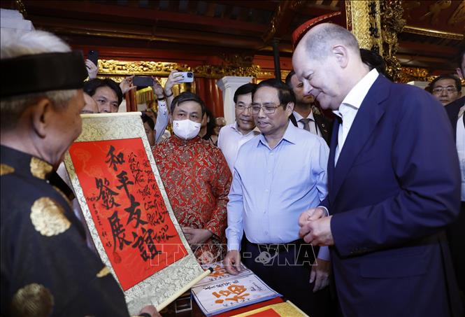 Vietnamese PM and German Chancellor visit Hanoi old quarter