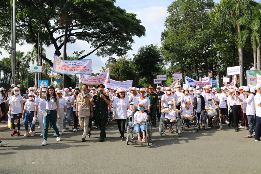 More than 5,000 people join charity walk for AO victims in Ho Chi Minh City