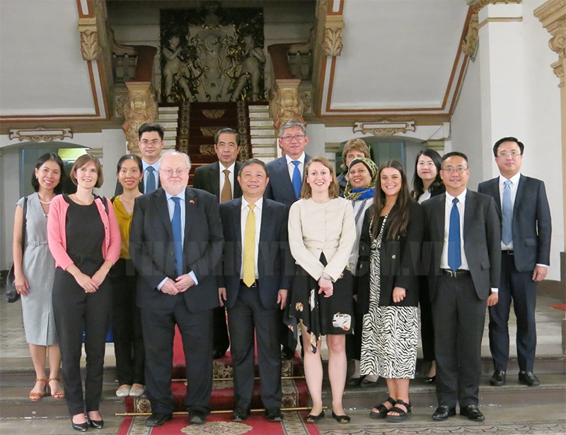 Ho Chi Minh City and UK continue to promote cooperation in education