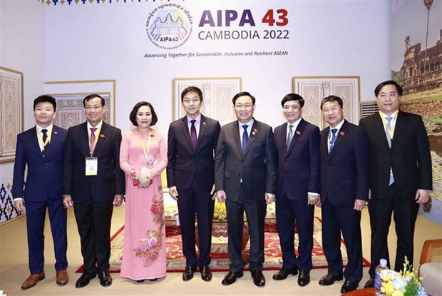 Top legislator meets parliamentary leaders of Singapore, Azerbaijan, Belarus