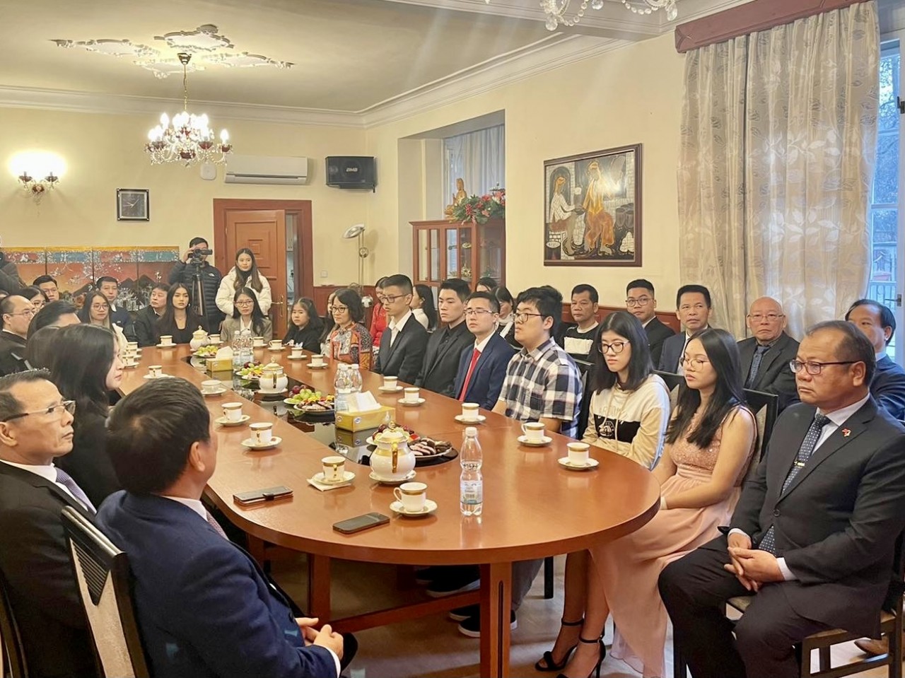 Outstanding individuals and groups in Vietnamese teaching in Czech Republic presented certificates of merit