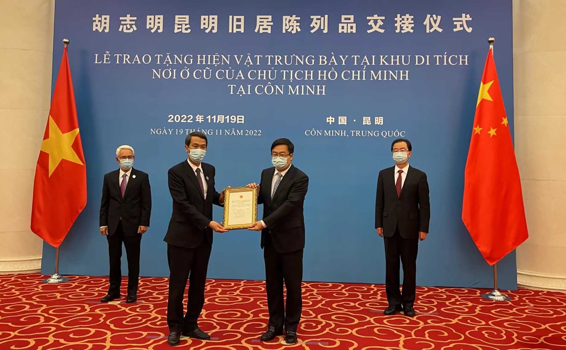 Uncle Ho statue presented to President Ho Chi Minh s relic site in Kunming, China