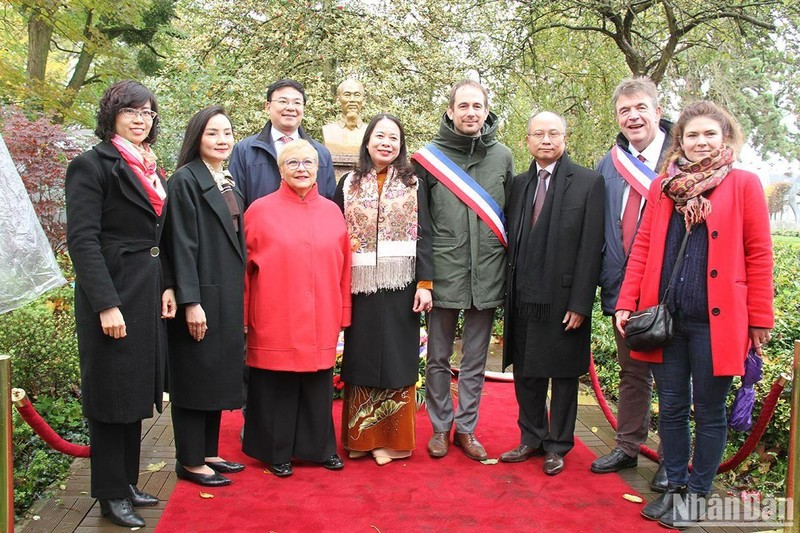 Vice State President offers flowers at Uncle Ho statue in France