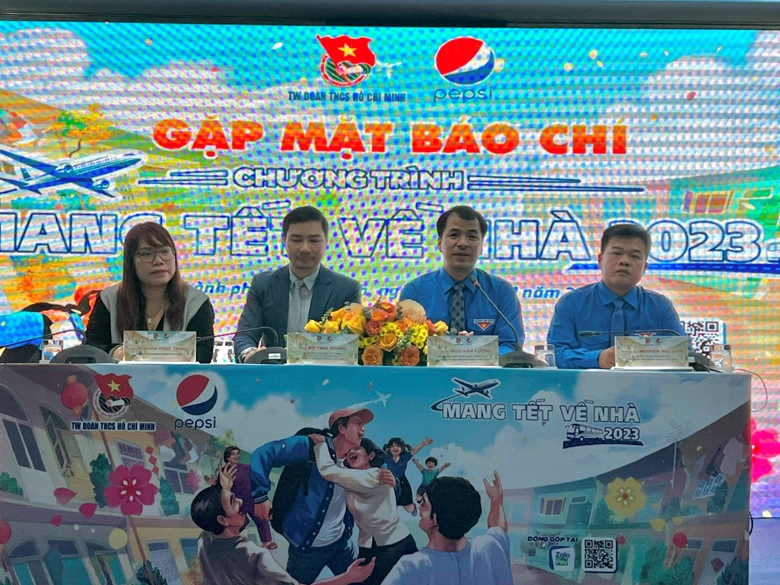 HCMC offers over 4,000 bus, air tickets to poor workers, students on Tet