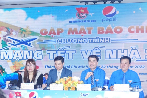 HCMC to present over 4,000 bus, air tickets for Tet to poor workers and students