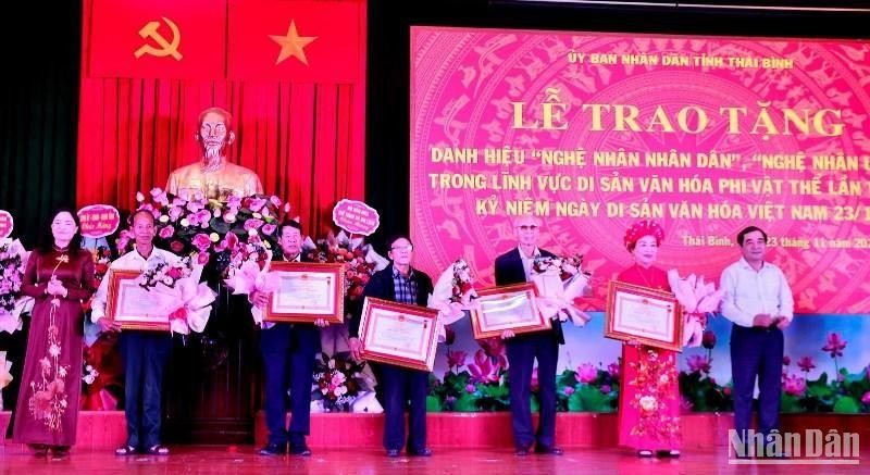 Artisans in Thai Binh province receive title of People s Artisan and Excellent Artisan