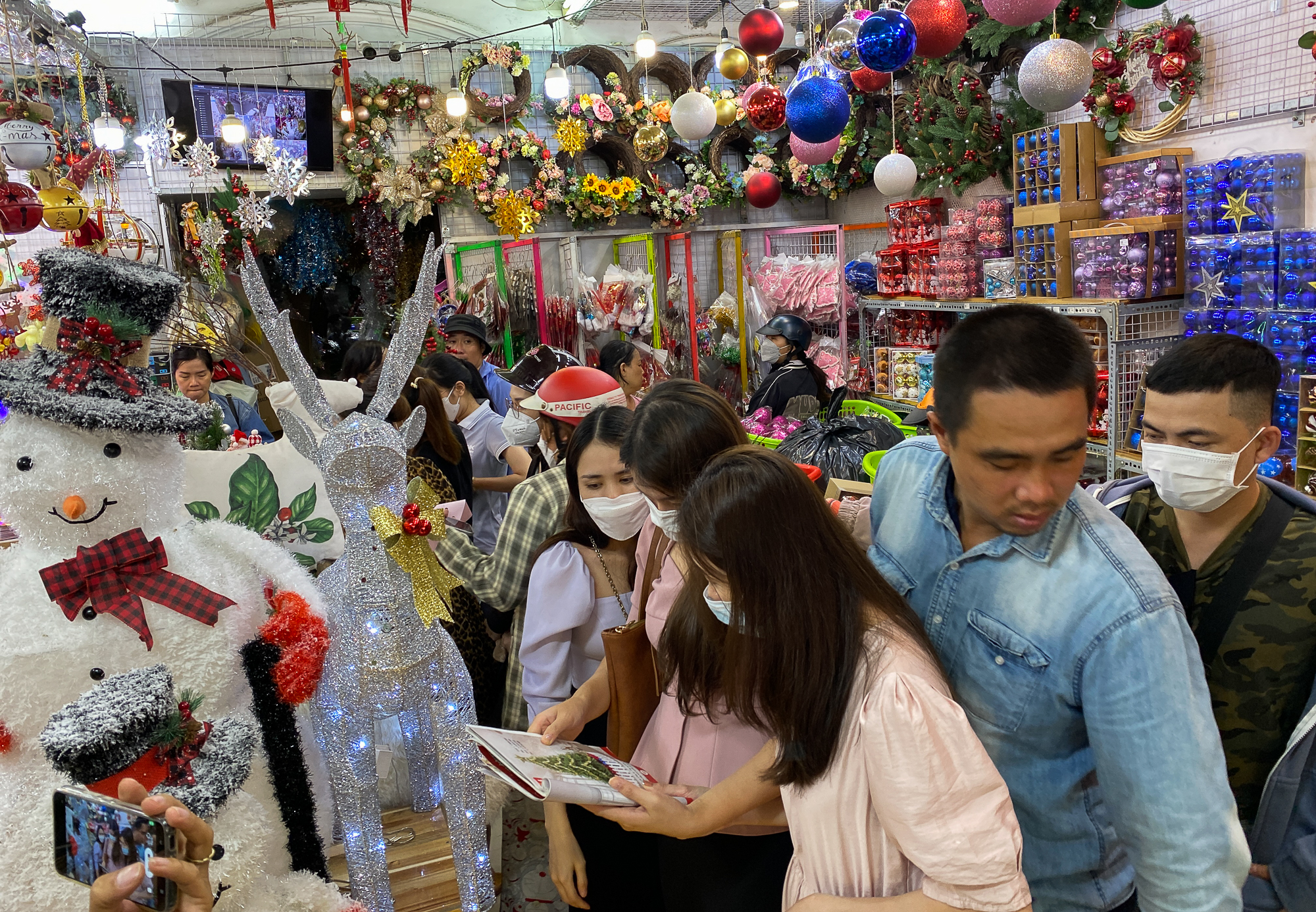 HCM City Largest Christmas street bustling with shoppers