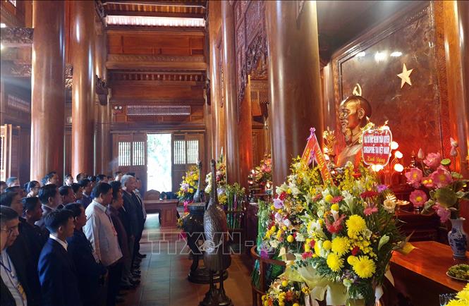 Outstanding Village Heads of Vietnam and Laos visit Uncle Ho’s hometown