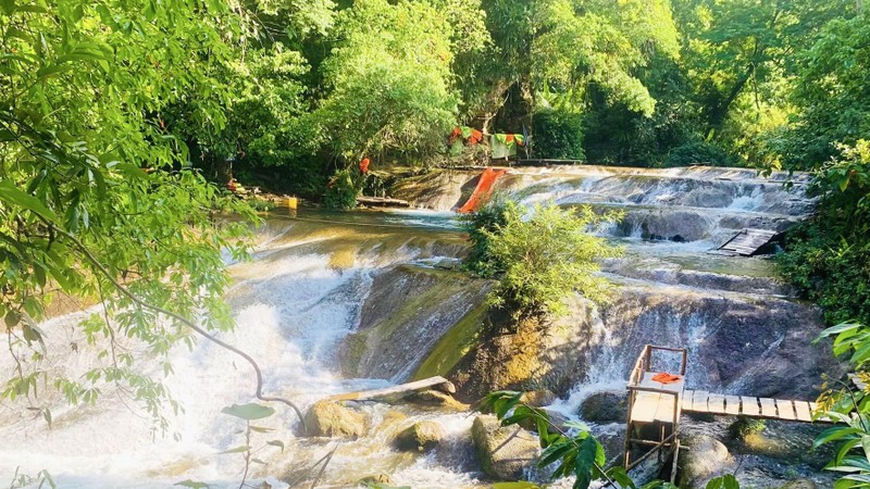 Quang Binh exploits natural tourism products in Truong Son commune