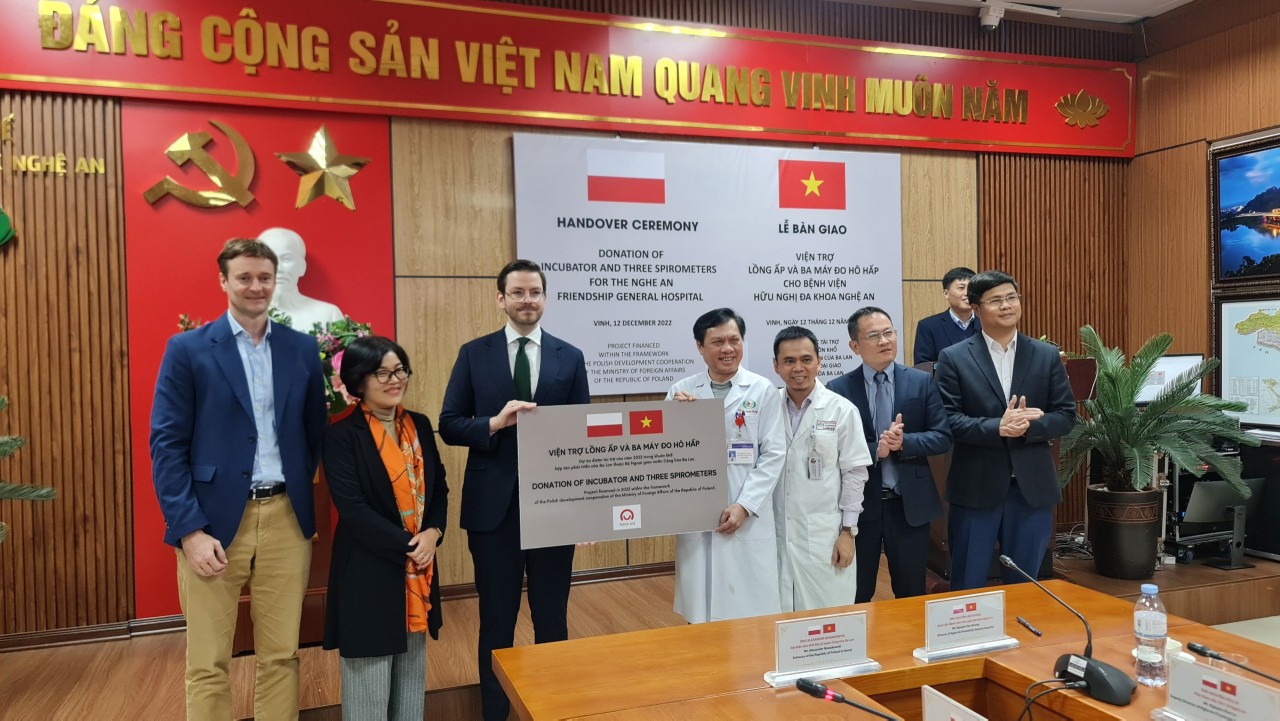 Polish Embassy donates medical machinery and equipment to Nghe An province