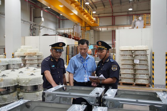 Vietnam’s import and export hit some 700 billion USD for first time