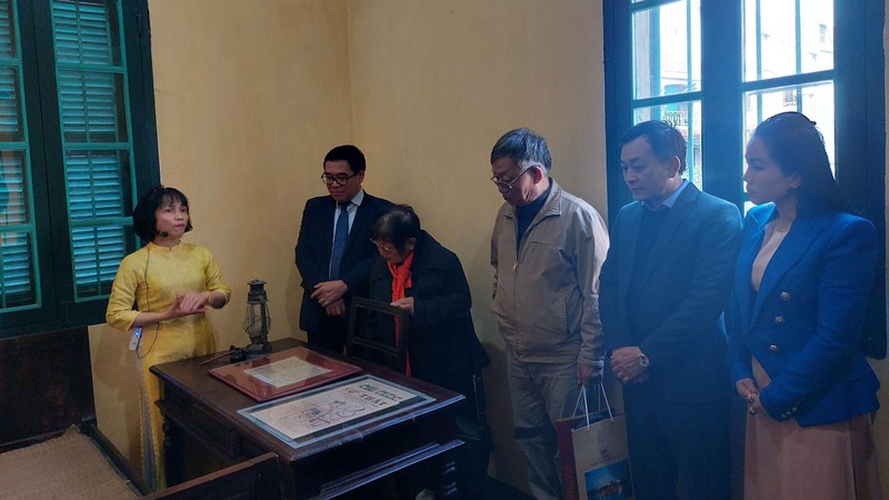 Nearly 100 documents and artefacts related President Ho Chi Minh in Van Phuc silk village on display