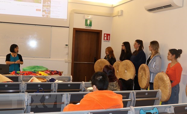 Vietnamese folk songs performed in Italian university