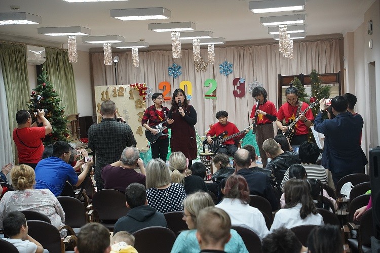 Overseas Vietnamese in Russia presents gifts to orphans and disabled children