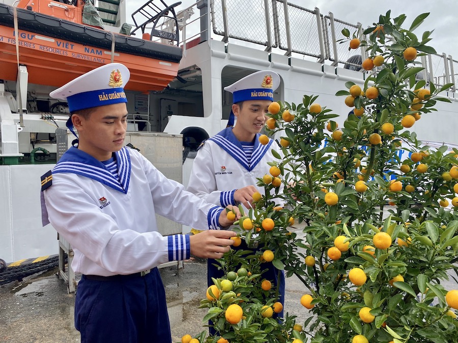 More than 6 tons of Tet goods presented to islands